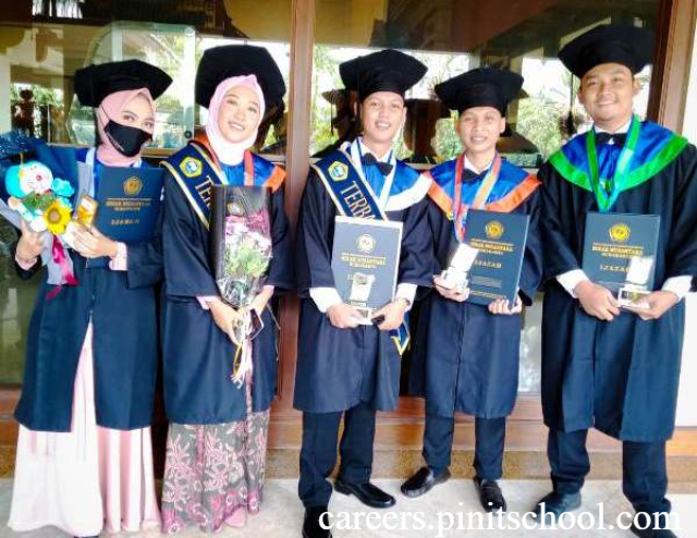 Penerima Beasiswa SOLOPEDULI Wisuda dengan Predikat Baik